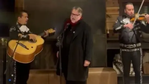 Guillermo del Toro se sumó a un mariachi y se echó un palomazo interpretando canciones tradicionales mexicanas./ Captura de pantalla