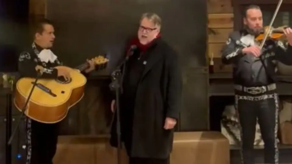 Guillermo del Toro se sumó a un mariachi y se echó un palomazo interpretando canciones tradicionales mexicanas./ Captura de pantalla