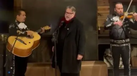Guillermo del Toro se sumó a un mariachi y se echó un palomazo interpretando canciones tradicionales mexicanas./ Captura de pantalla