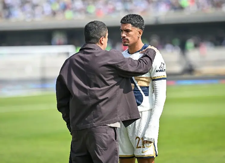 Efraín Juárez dando instrucciones a jugador l IMAGO7