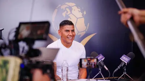 Carlos Salcido ante los medios en un evento del Salón de la Fama l IMAGO7