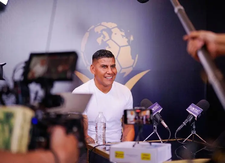 Carlos Salcido ante los medios en un evento del Salón de la Fama l IMAGO7