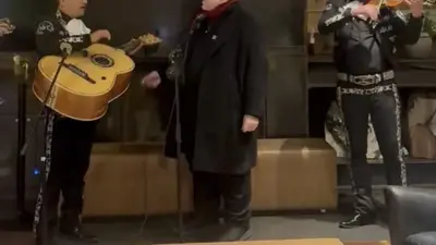 Guillermo del Toro se echa palomazo con mariachi durante el Festival de Sundance