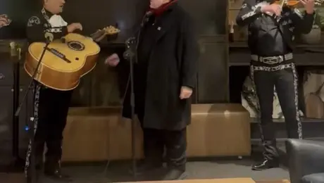 Guillermo del Toro se echa palomazo con mariachi durante el Festival de Sundance