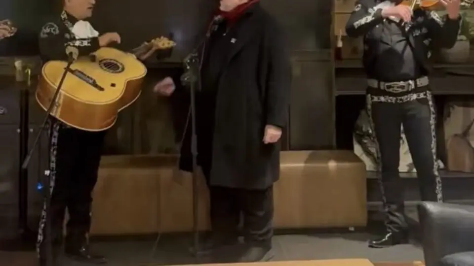 Guillermo del Toro se echa palomazo con mariachi durante el Festival de Sundance