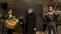Guillermo del Toro se echa palomazo con mariachi durante el Festival de Sundance