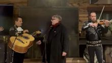 Guillermo del Toro se echa palomazo con mariachi durante el Festival de Sundance