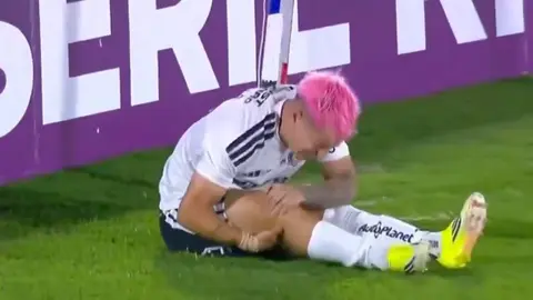 Se confirmó que jugador de Colo-Colo que se lesionó tras cobrar penal a lo panenka se rompió la rodilla
