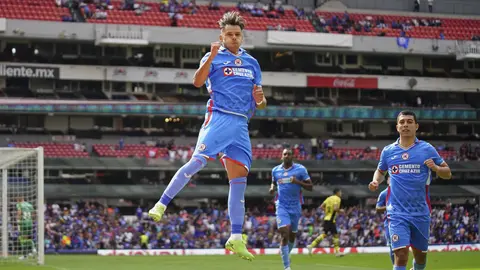 Romero festejando una anotación con Cruz Azul en el Estadio Azteca | Imago7