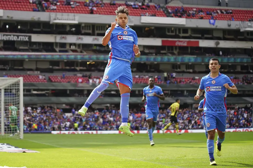 Romero festejando una anotación con Cruz Azul en el Estadio Azteca | Imago7