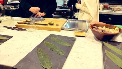 El cineasta mexicano fue captado preparando tortillas a mano y ofreciendo tacos durante una reunión informal en Sundance./@TomiLaffly