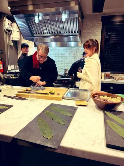 El cineasta mexicano fue captado preparando tortillas a mano y ofreciendo tacos durante una reunión informal en Sundance./@TomiLaffly