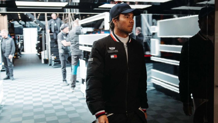 Checo Pérez durante la pretemporada de Cadillac en Barcelona | X: @SChecoPerez
