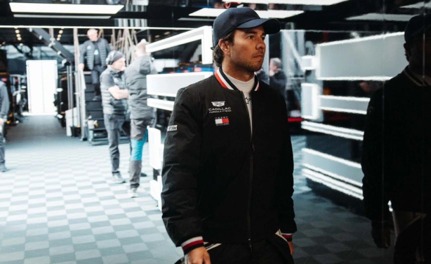 Checo Pérez durante la pretemporada de Cadillac en Barcelona | X: @SChecoPerez