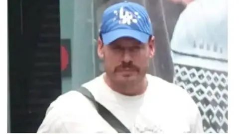 La defensa de Ryan Wedding informó que el ex deportista se entregó de manera voluntaria a las autoridades estadounidenses./ FBI
