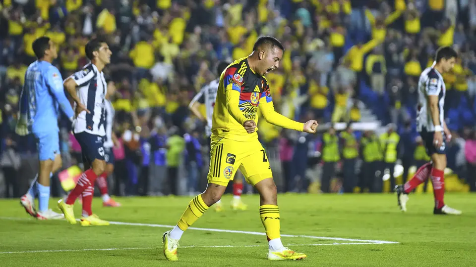 Erik Sánchez festejando en la victoria de las Águilas en contra de Rayados | Imago7