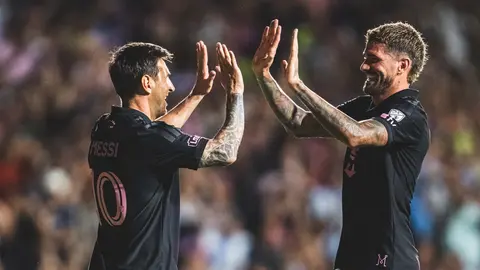 Messi festejó el gol ante Independiente con Rodrigo de Paul |X @InterMiamiCF