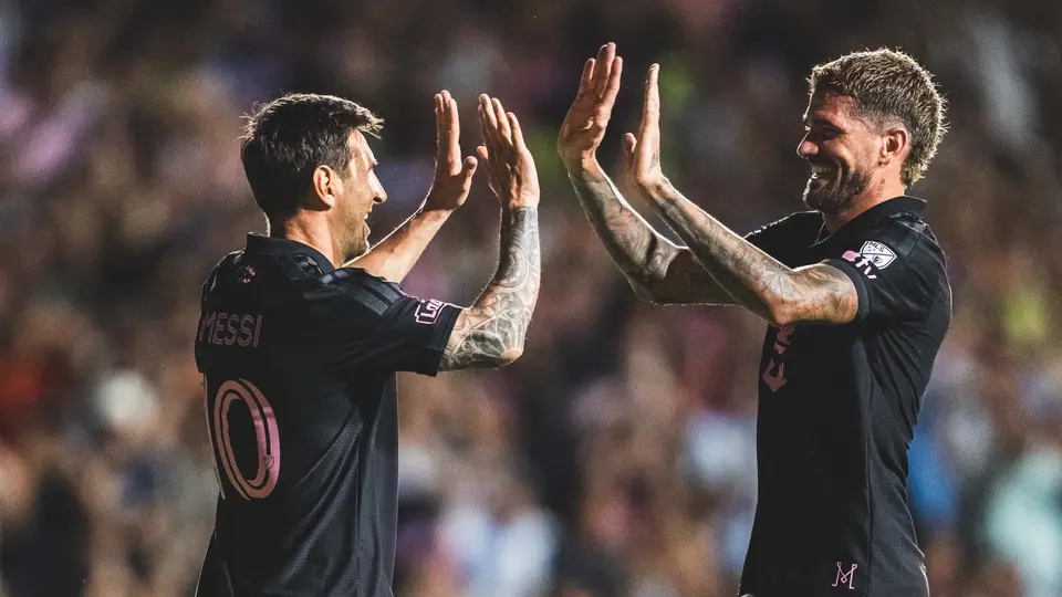 Messi festejó el gol ante Independiente con Rodrigo de Paul |X @InterMiamiCF