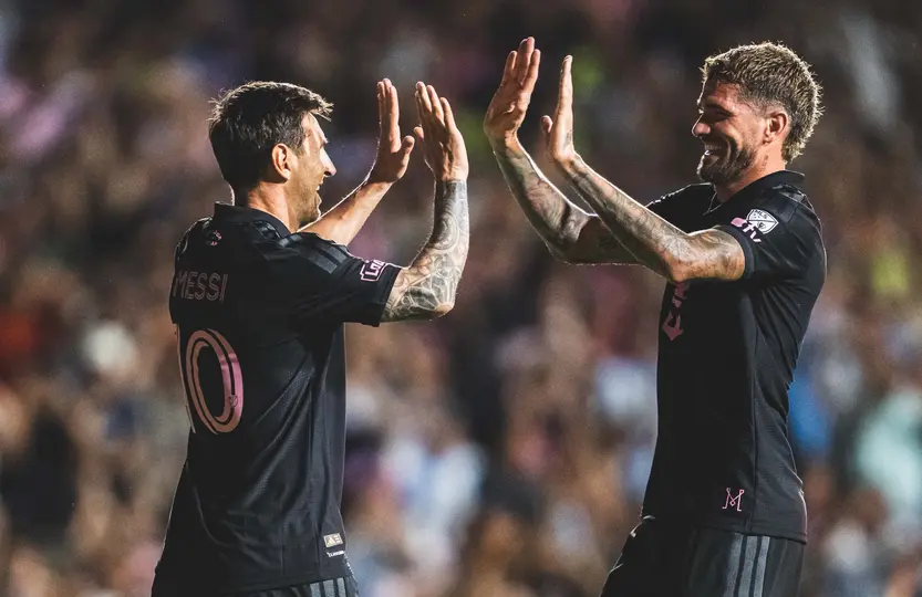 Messi festejó el gol ante Independiente con Rodrigo de Paul |X @InterMiamiCF