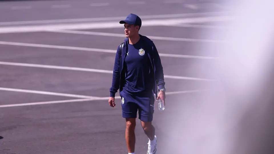 Jugador de Chivas llegando a Toluca para J8 l X:Chivas