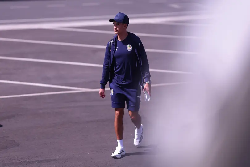 Jugador de Chivas llegando a Toluca para J8 l X:Chivas