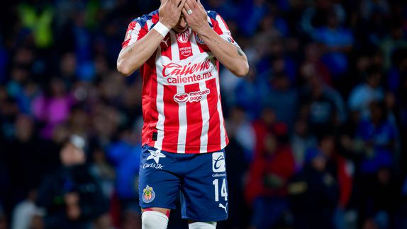 Chicharito en lamento en el Clausura 2026 tras fallar penal ante Cruz Azul | IMAGO 7