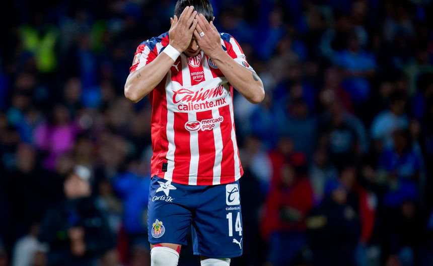 Chicharito en lamento en el Clausura 2026 tras fallar penal ante Cruz Azul | IMAGO 7