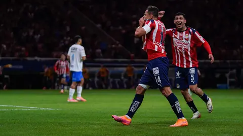 Chicharito en celebración con Chivas ante Rayados en el Apertura 2025 | IMAGO 7