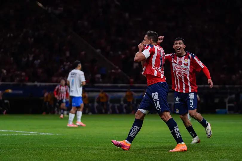 Chicharito en celebración con Chivas ante Rayados en el Apertura 2025 | IMAGO 7