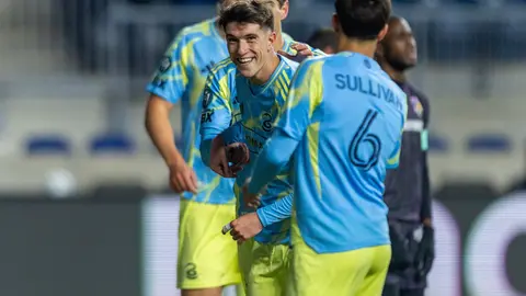 Jugadores de Philadelphia Union felicitan a Jovan Lukic en la goleada ante Defence Force | MEXSPORT
