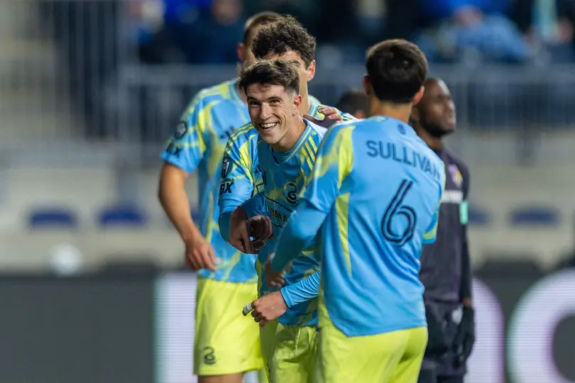 Jugadores de Philadelphia Union felicitan a Jovan Lukic en la goleada ante Defence Force | MEXSPORT