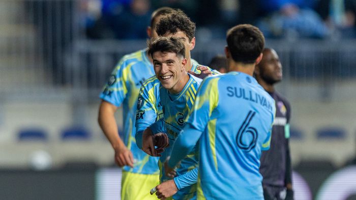 Jugadores de Philadelphia Union felicitan a Jovan Lukic en la goleada ante Defence Force | MEXSPORT