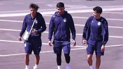 Chiva arriba a Toluca con sus estrellas para enfrentar al Bicampeón