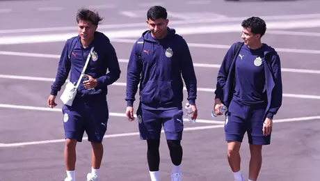 Chiva arriba a Toluca con sus estrellas para enfrentar al Bicampeón