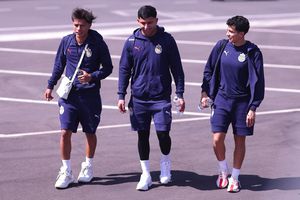 Chiva arriba a Toluca con sus estrellas para enfrentar al Bicampeón