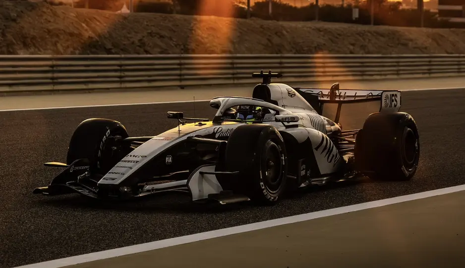 Checo Pérez en el MAC-26 de Cadillac | X: @Cadillac_F1