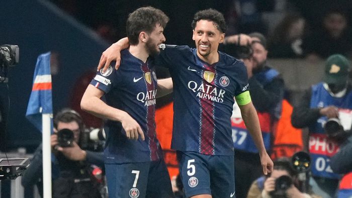 Marquinhos y Kvaratskhelia festejan uno de los goles del PSG vs Mónaco en la Champions League | AP