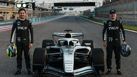 Checo Pérez y Valtteri Bottas, junto al MAC-26 de Cadillac | @Cadillac_F1