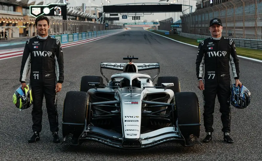 Checo Pérez y Valtteri Bottas, junto al MAC-26 de Cadillac | @Cadillac_F1