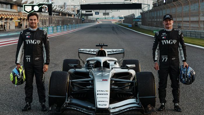 Checo Pérez y Valtteri Bottas junto al MAC-26 de Cadillac | X: @Cadillac_F1
