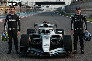 Checo Pérez y Valtteri Bottas junto al MAC-26 de Cadillac | X: @Cadillac_F1