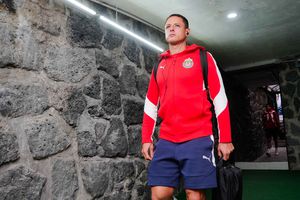 Chicharito en la llegada a un partido de Liga MX con Chivas | IMAGO 7