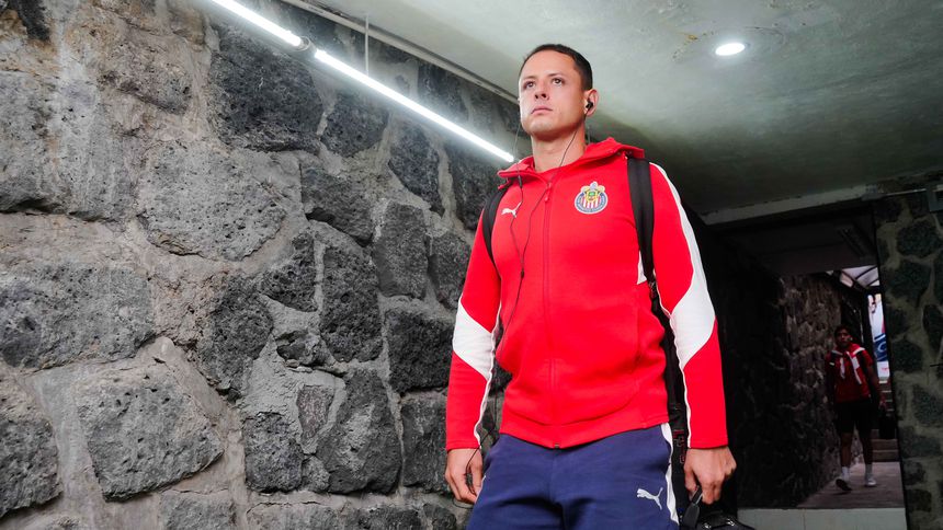 Chicharito en la llegada a un partido de Liga MX con Chivas | IMAGO 7