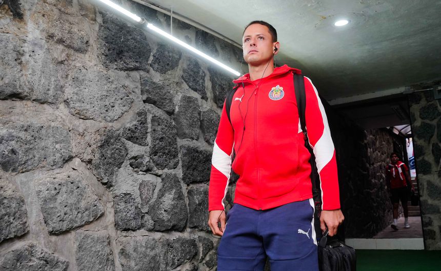 Chicharito en la llegada a un partido de Liga MX con Chivas | IMAGO 7