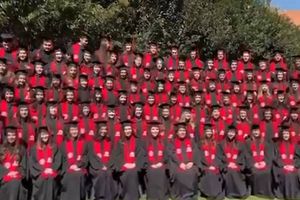 VIDEO: Colapsan gradas en foto de graduación de la Ibero; hay 23 lesionados