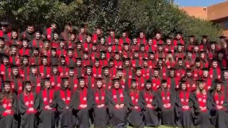 VIDEO: Colapsan gradas en foto de graduación de la Ibero; hay 23 lesionados