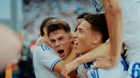Festejo de uno de los goles de Huescas con el cuadro danés | Captura de pantalla