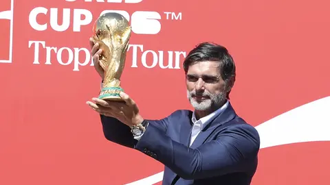 Roberto Ayala con la Copa del Mundo | GINA