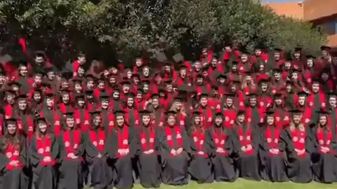 Los estudiantes estaban sonrientes esperando que les tomaran la foto/X: @MrElDiablo8