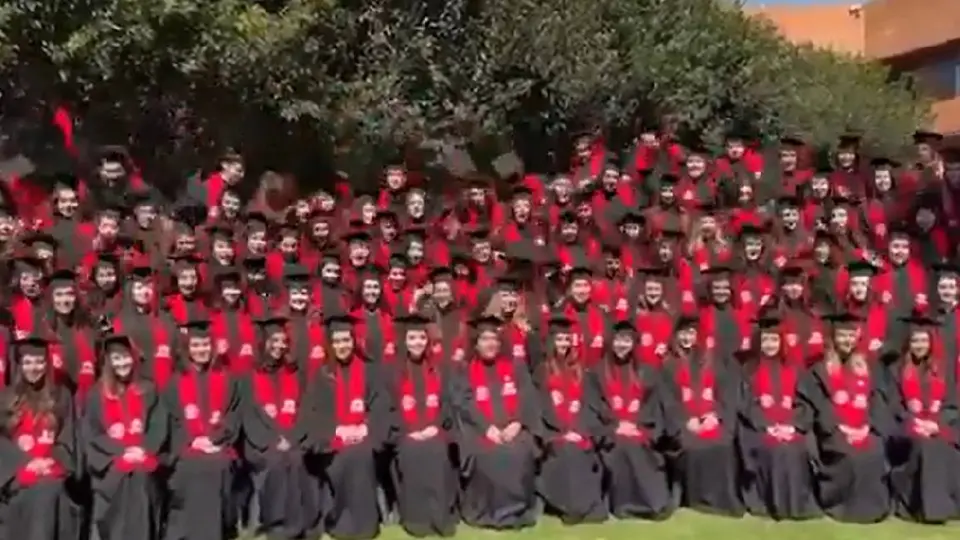 Los estudiantes estaban sonrientes esperando que les tomaran la foto/X: @MrElDiablo8